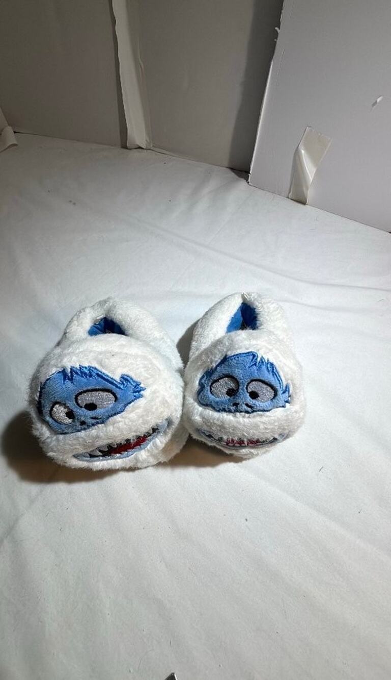 Character Arts Fuzzy Yeti Slippers Sz 7/8